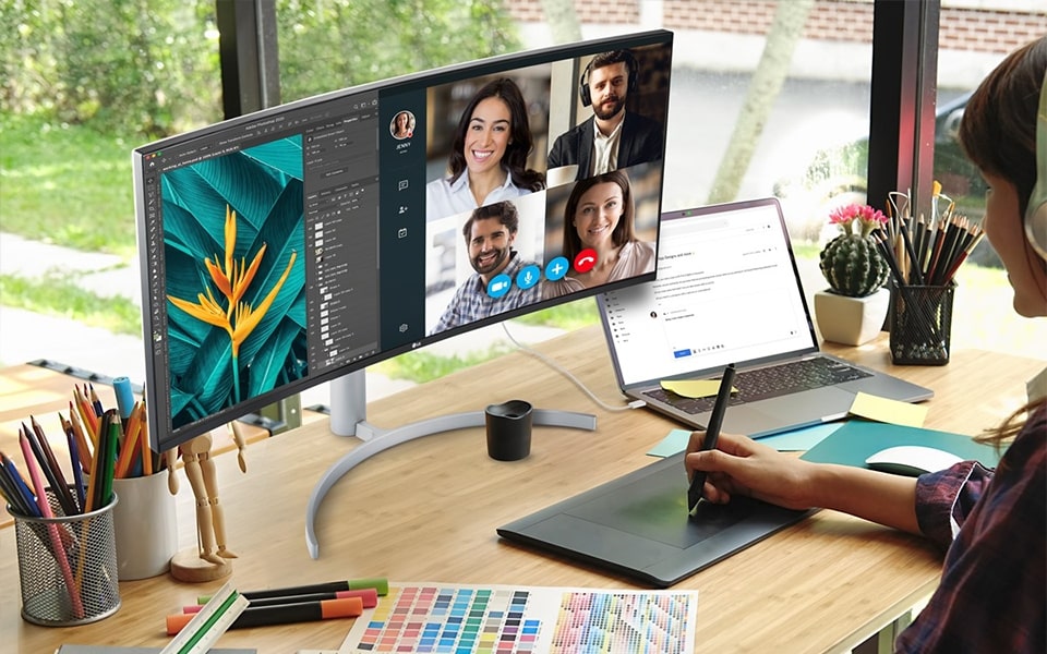 Arbeiten von zu Hause aus mit einem gebogenen Ultrawide-Monitor
