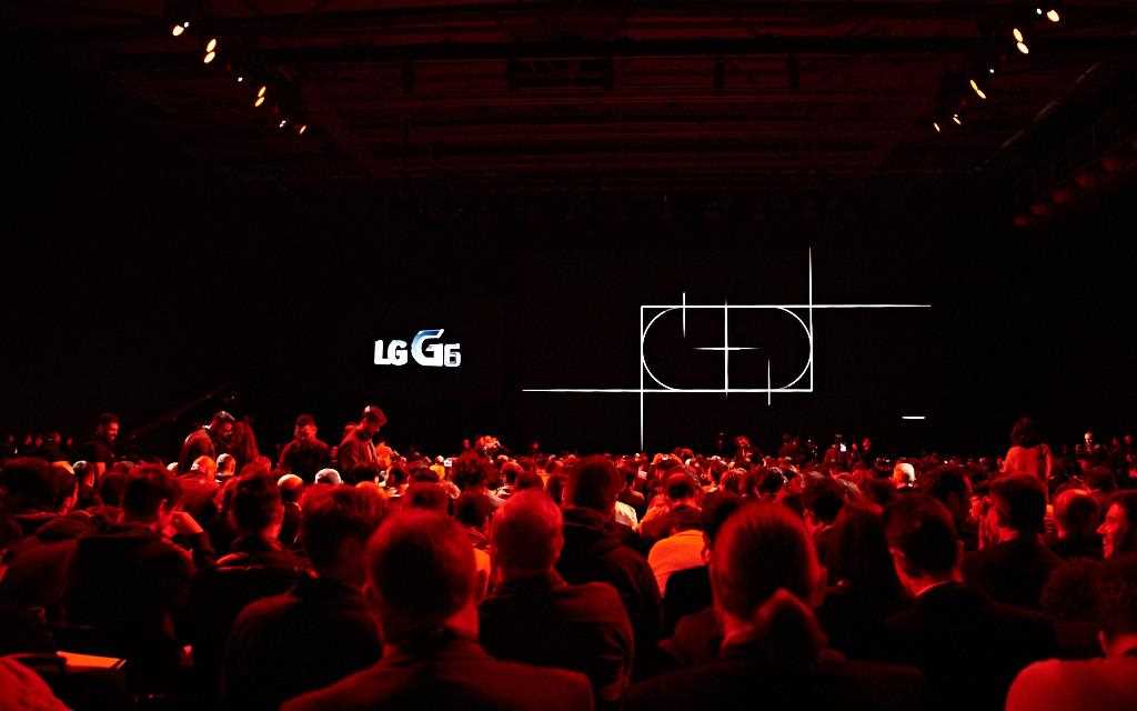 An image of crowd waiting for lg g6 unveiling event to begin 