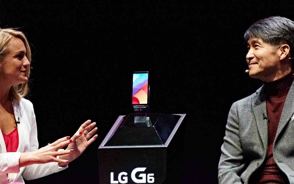An image of two presenters talking about unveiling of lg g6 smartphone