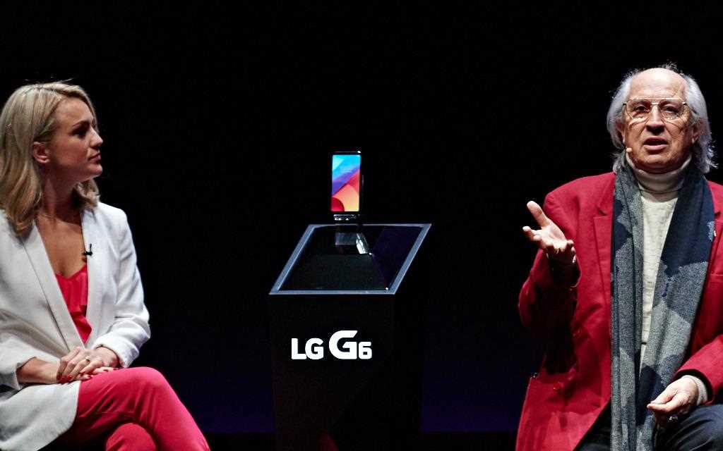 An image of two presenters introducing new lg g6 smartphone to the crowd at barcelona mwc 2017