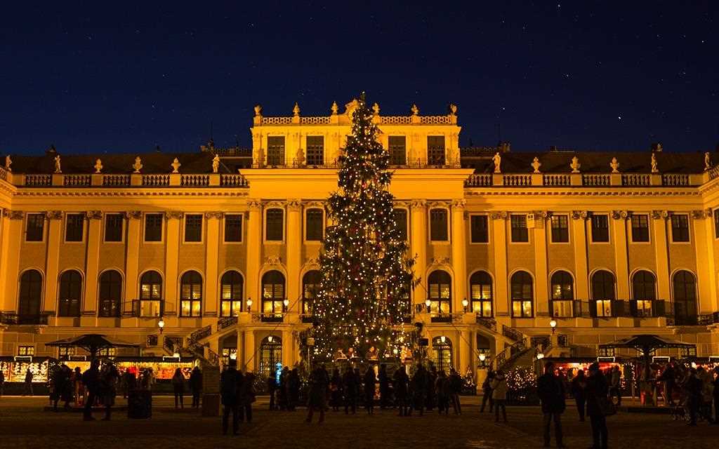 A view of Schönbrunn Palace in Vienna, Australia, with the Christmas market taking place in front of it.
