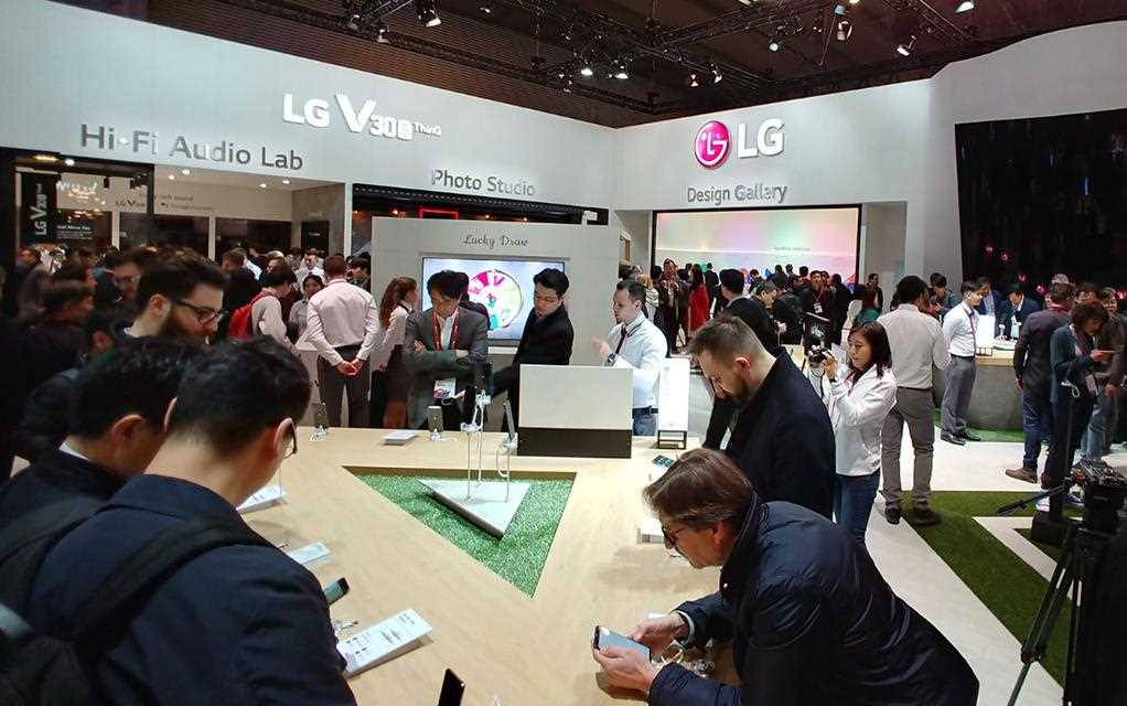 An image of LG booth at MWC 2018, crowd are experiencing a brand new lg v30s thinq.