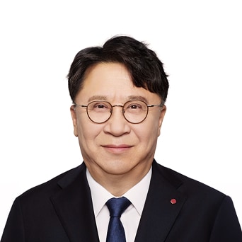 A frontal portrait of Seung-tae Baek