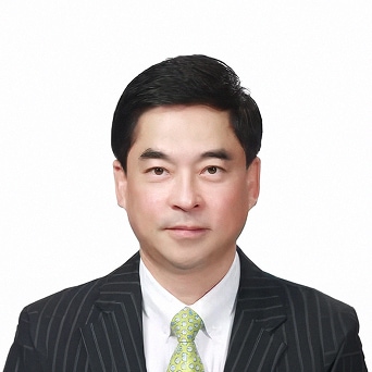 A frontal portrait of Hyoung-sei Park