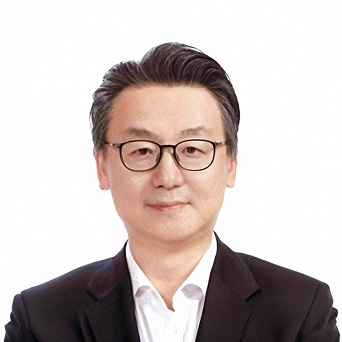 A frontal portrait of Seok-hyun Eun