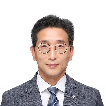 A frontal portrait of Chang-tae Kim