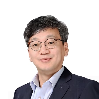A frontal portrait of Sam-soo Lee