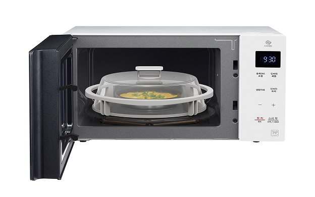 Microwave Easy Tray that helps users safely and easily carry hot food and dishes after heating