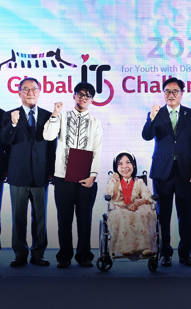 Group photo on stage at the GITC (Global IT Challenge for Youth with Disabilities), with officials and users.