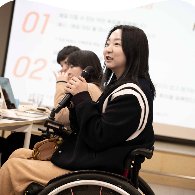 Participants, including a wheelchair user, taking part in LG Electronics’ “Bold Move” accessibility community, sharing their experiences and opinions during a discussion session