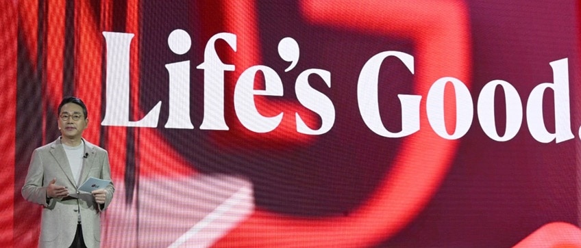 LG Electronics CEO William Cho is making an announcement in front of LG Electronics' new logo.