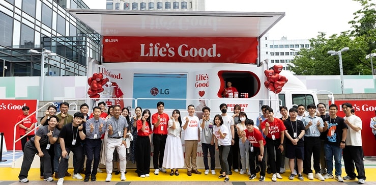 Employees are taking a commemorative photo in front of the Life's good truck.