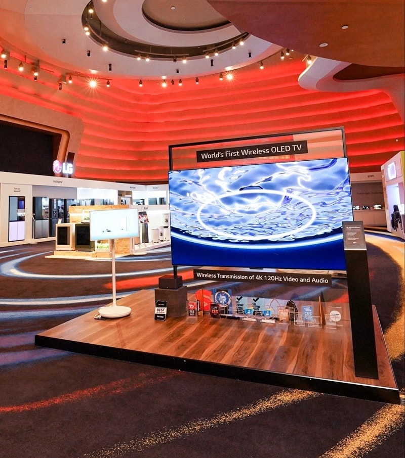 At LG Showcase 2023, various products are being showcased, and in particular, LG's first wired OLED TV in the world can be seen in the foreground.