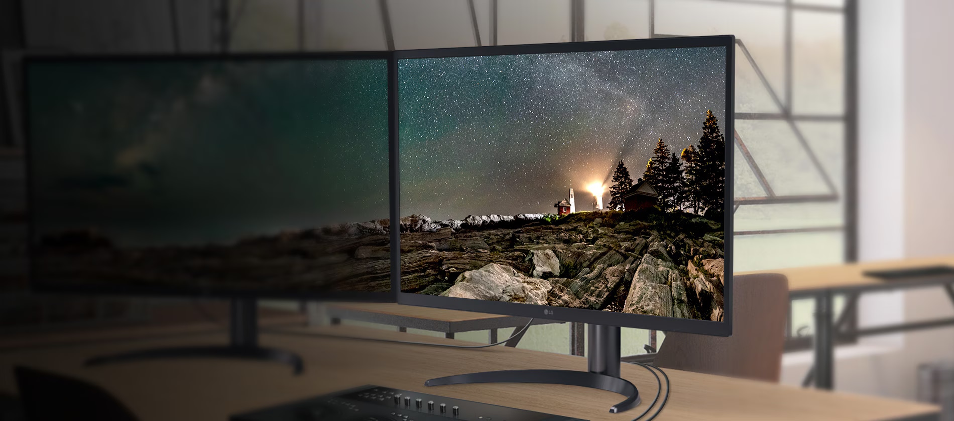 Lánckapcsolással beállított két 32EP950 az asztalra van helyezve és megtekintheti az eszköz kulcsfontosságú tulajdonságait