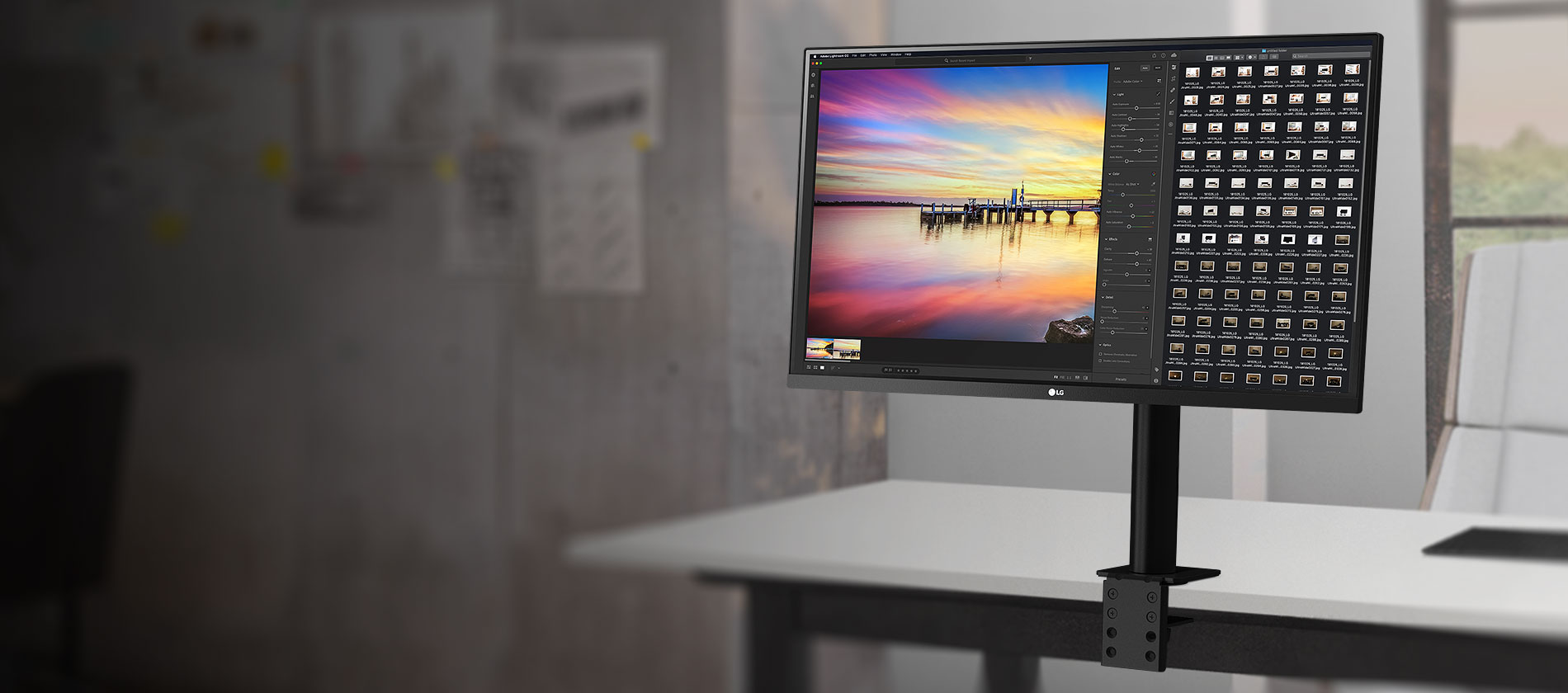 32UN880 az asztal sarkára van felszerelve és megtekintheti az eszköz kulcsfontosságú tulajdonságait