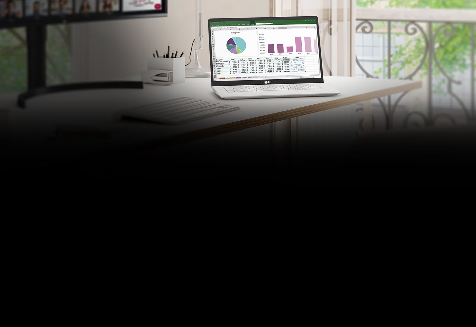 14Z90N az asztalra van helyezve és megtekintheti az eszköz kulcsfontosságú tulajdonságait