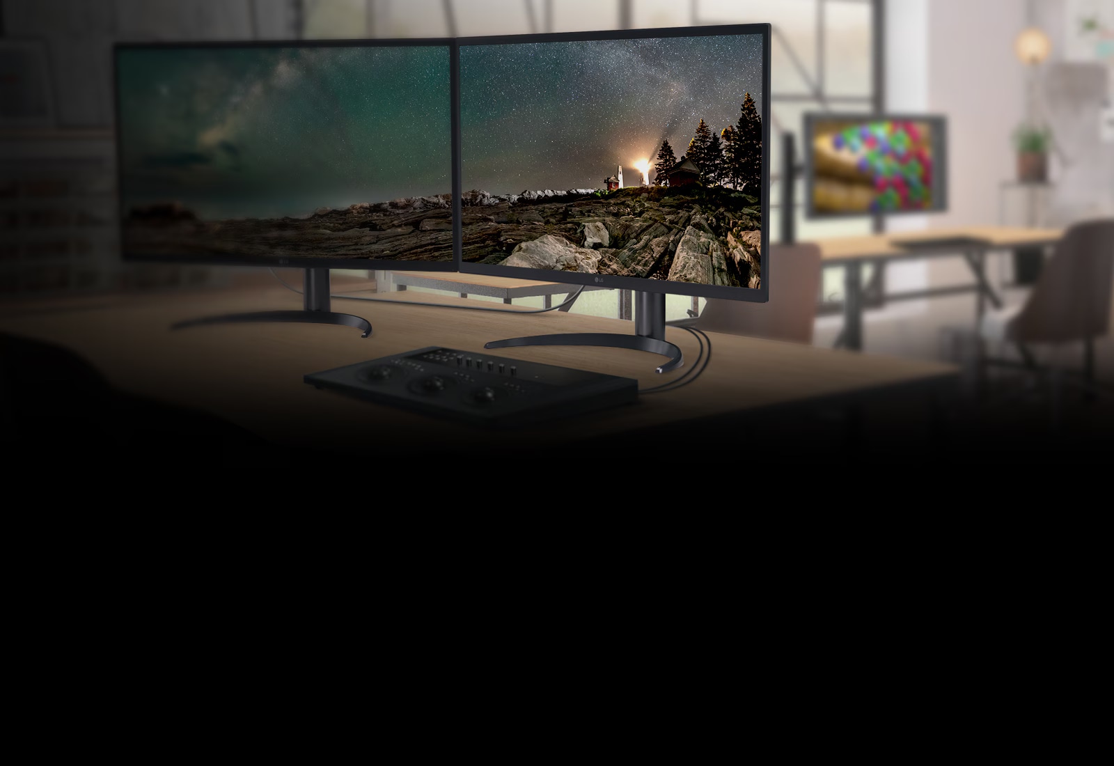 Lánckapcsolással beállított két 32EP950 az asztalra van helyezve és megtekintheti az eszköz kulcsfontosságú tulajdonságait