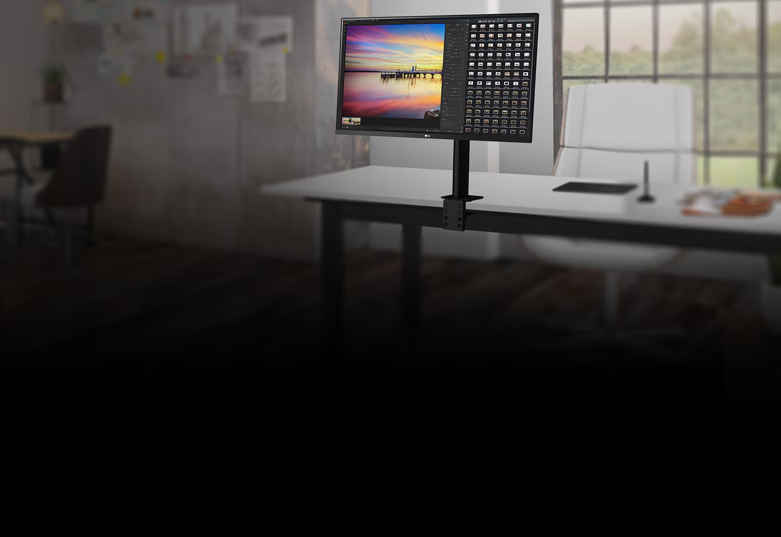 32UN880 az asztal sarkára van felszerelve és megtekintheti az eszköz kulcsfontosságú tulajdonságait