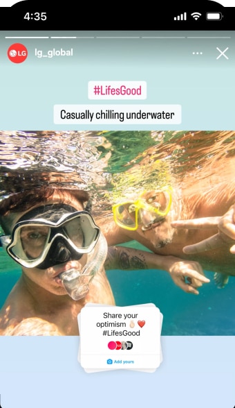 Dos personas con equipo de snorkel bajo el agua, relajándose tranquilamente.