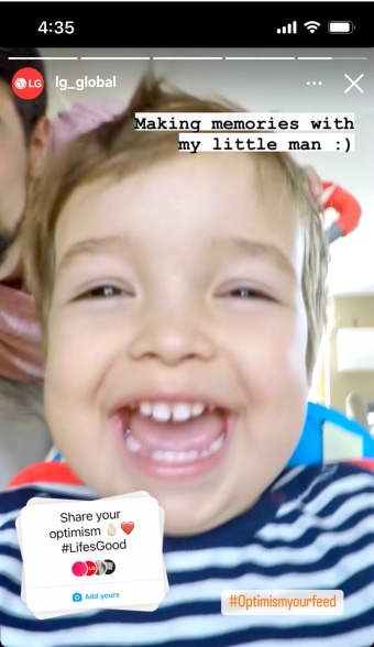 Un niño riendo con una amplia sonrisa.
