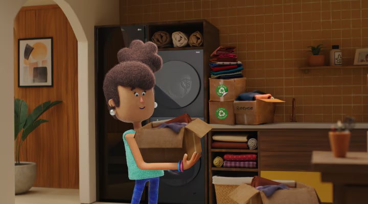 Una niña sosteniendo una caja de ropa