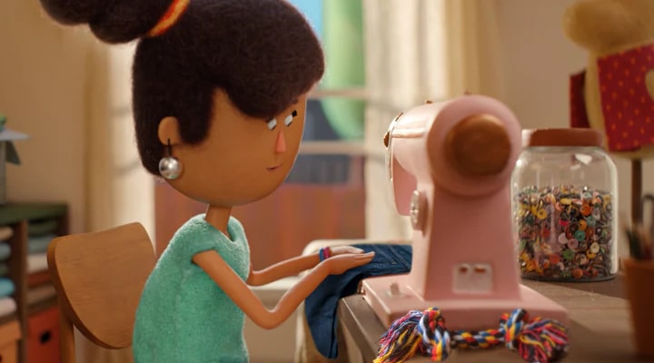 Una niña usando una máquina de coser