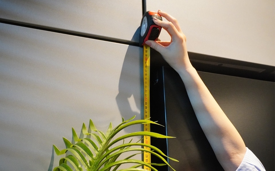 Een man die zijn koelkast meet