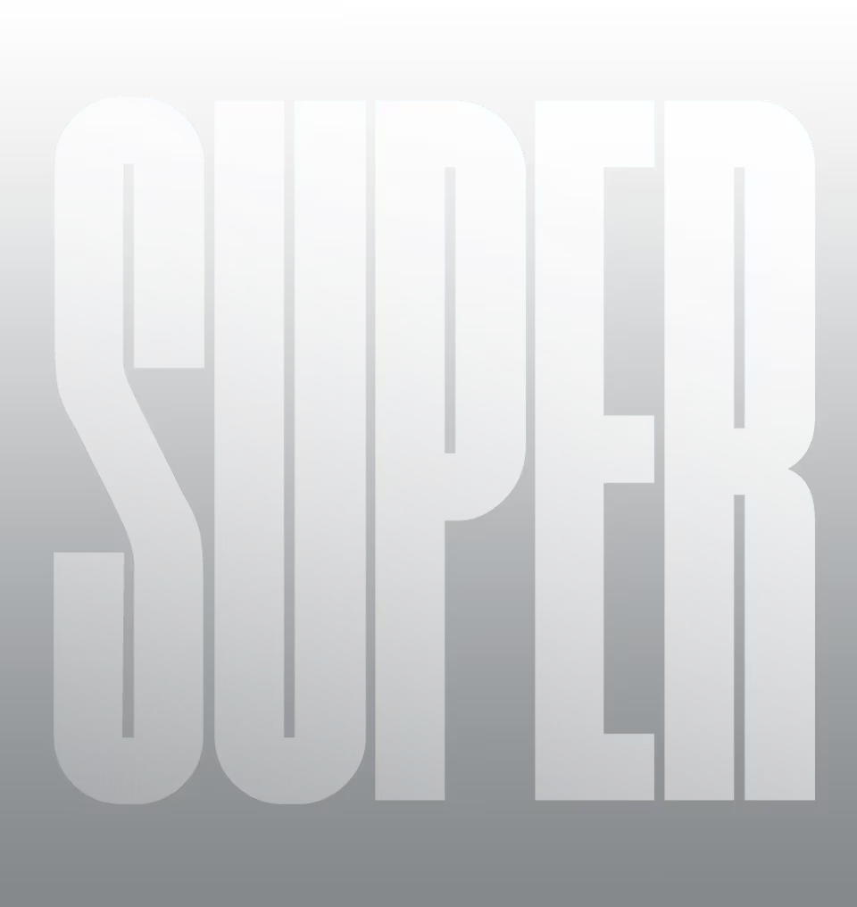 De woorden 'Super Black' verschijnen in een vet lettertype,en dan verschijnt van onderen een ruwe ijsberg met ingewikkelde groeven
