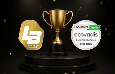 Guldpokal på ett svart podium mot en mörk, glittrande bakgrund, med två cirkulära logotyper bredvid—en gul med stiliserade initialer till vänster och en vit logotyp med texten ”ecourdis presents” och ett grönt blad till höger.