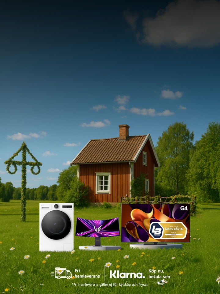 Bild av en traditionell svensk midsommarscen utomhus, rött hus med en traditionell midsommarstång på en gräsäng – en vit tvättmaskin, en bildskärm och en OLED-TV finns med.