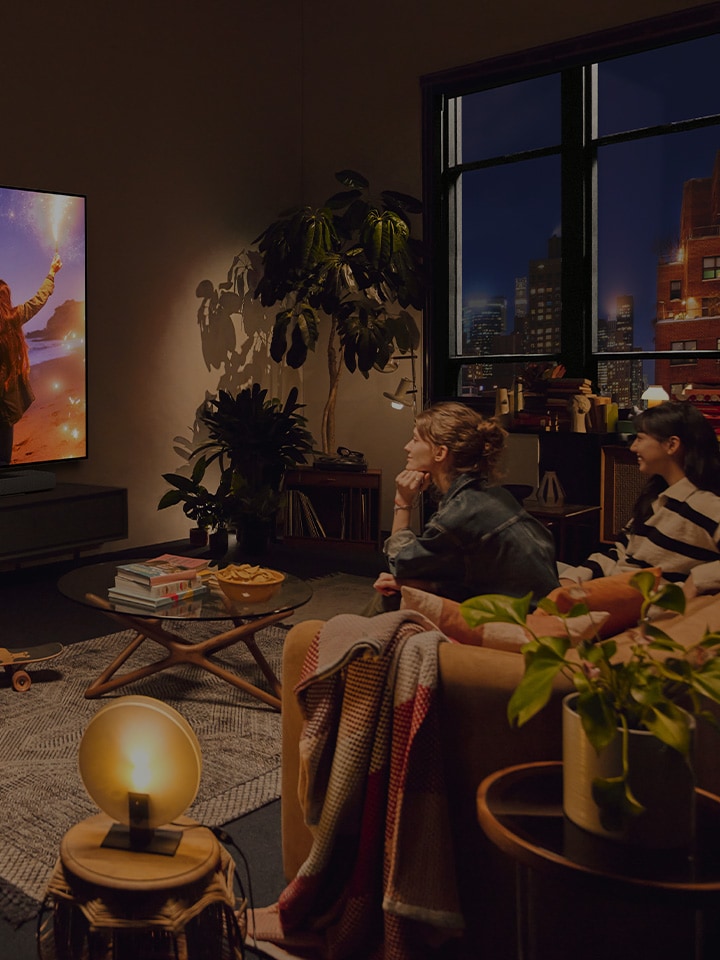 Ett stämningsfullt vardagsrum med en LG TV på väggen. 