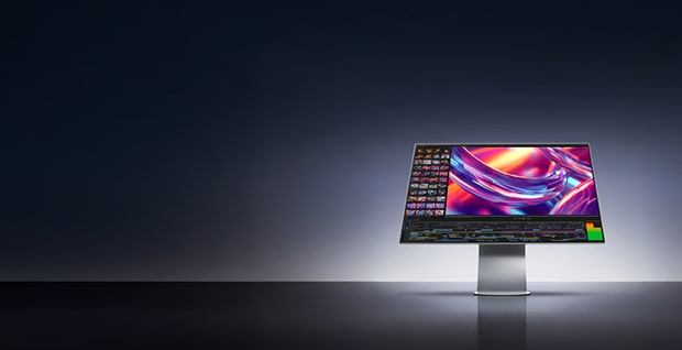 LG UltraWide böjd bildskärm på ett stilrent stativ mot mörk bakgrund, med en färgstark abstrakt grafik på skärmen.
