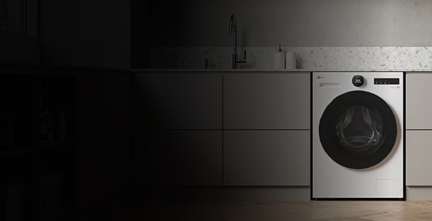 “Modern vit frontmatad LG-tvättmaskin med svart lucka, digital display och minimalistisk design, placerad i ett stilrent tvättrum med ljusa skåp och trägolv.”