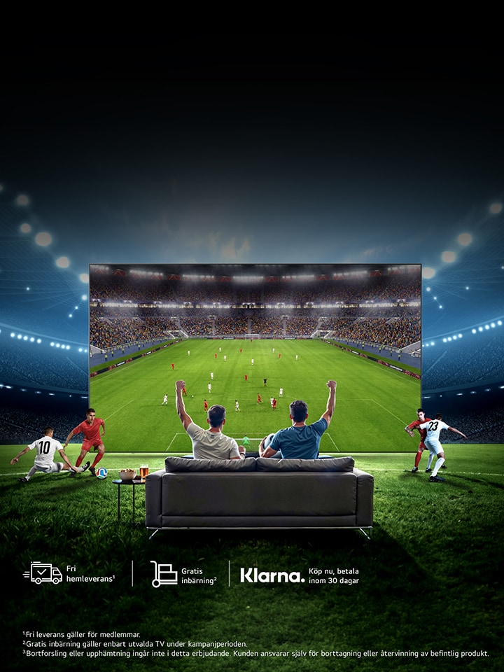 Bred reklam­banner för en LG TV. Bilden visar en dramatisk fotbollsarena på kvällen med starka strålkastare och fullsatta läktare. I förgrunden sitter två personer i en soffa framför en stor TV-skärm och firar med armarna i luften medan de tittar på en fotbollsmatch. Fotbollsspelare syns både på planen och runt TV:n, vilket skapar en känsla av att matchen kommer ut ur skärmen och in i vardagsrummet.  Till vänster finns svensk kampanjtext och ikoner för fri hemleverans, gratis inbärning och betalning via Klarna inom 30 dagar. Längst ner till höger syns LGs slogan “Life’s Good.”