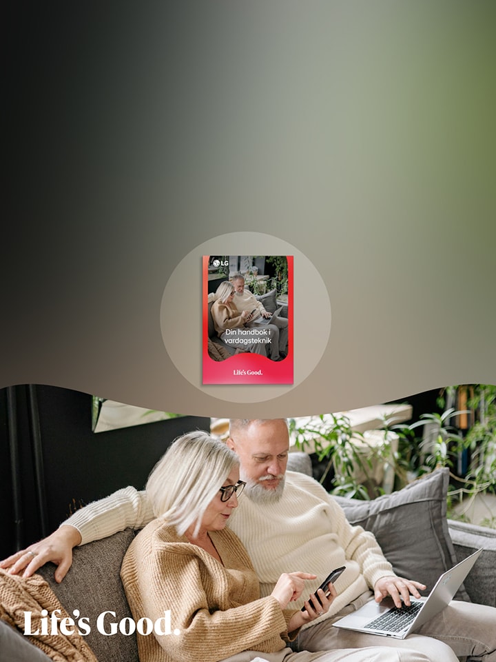 Ett reklamliknande bannerfoto med texten ”Life’s Good.” till vänster mot en suddig grön och beige bakgrund. I mitten syns en liten bild av en LG-handbok med texten ”Din handbok i vardagsteknik”. Till höger sitter ett äldre par i en soffa hemma; kvinnan håller en mobiltelefon medan mannen använder en bärbar dator. Växter och kuddar syns i bakgrunden.