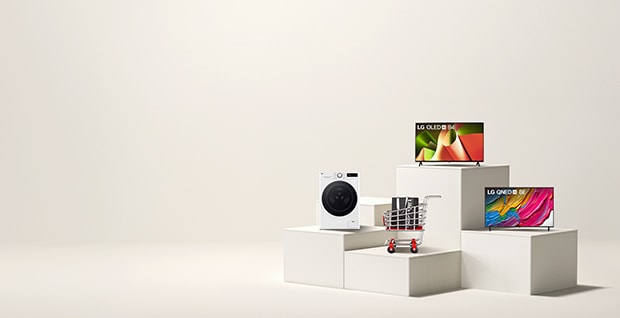 En bild av olika LG-produkter på podium: en vit tvättmaskin och två OLED-TV-apparater på separata podium. I mitten står en kundvagn med en grå papperspåse med texten "Life's Good" tryckt på