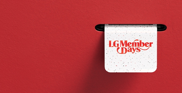Röd bakgrund med en vit pappersrulle som hänger från en svart stång. På rullen står texten "LG Member Days" i rött. LG:s logotyp och kampanjinformation visas längst ner i bilden.
