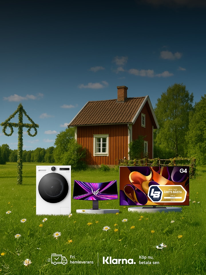 Bild av en traditionell svensk midsommarscen utomhus, rött hus med en traditionell midsommarstång på en gräsäng – en vit tvättmaskin, en bildskärm och en OLED-TV finns med.