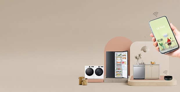 En illustration av ett modernt smart hem. Till vänster syns en tvättmaskin och torktumlare, i mitten ett kylskåp med öppen dörr som visar innehållet, och till höger ett kök med spis, fläkt och växter på väggen. I förgrunden till höger håller en hand i en smartphone med en app öppen som visar ikoner för smarta hem-enheter. Bakgrunden är i beige ton med minimalistisk design.