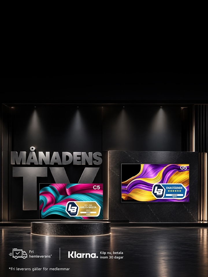 En kampanjbanner i ett mörkt utställningsrum som visar två LG OLED-TV (modellerna C5 och G5) på en display under stor metallisk text med texten ”MÅNADENS TV”. C5-modellen till vänster visar levande rosa och blå grafik med en ”ÅRETS BÄSTA”-utmärkelse[cite: 1]. Den väggmonterade G5-modellen till höger visar gul och lila grafik med en ”ENASTÅENDE”-utmärkelse[cite: 1]. I det nedre vänstra hörnet finns ikoner för fri hemleverans (”Fri hemleverans”) och Klarna-betalningsalternativ på svenska[cite: 1].