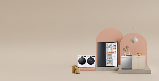 Reklambanner för LG med ett urval av produkter för hem och underhållning. Till vänster visas rubriken "Back to work med LG. Gör återgången till jobbet till en nystart." tillsammans med ett erbjudande om upp till 50 % rabatt på utvalda produkter. Nedanför finns ikoner för fri hemleverans och Klarna. Till höger visas ett rutnät med flera LG-produkter, bland annat en tvättmaskin och torktumlare, en ultrabred datorskärm, en OLED-TV och ett kylskåp. I mitten sitter en leende person i kostym och håller en fjärrkontroll. LG:s slogan "Life's Good." syns längst ned till höger.  