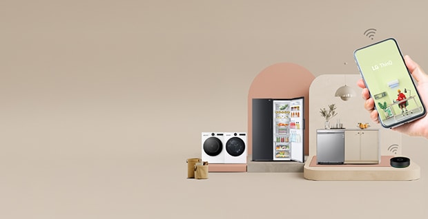 Bild av tre LG vitvaror: en tvättmaskin och en torktumlare, ett side-by-side-kylskåp och en diskmaskin bredvid ett skåp. En hängande pendellampa ovanför skapar en köksmiljö. LG-vitvarorna står på en podium med en rosa bakgrund.