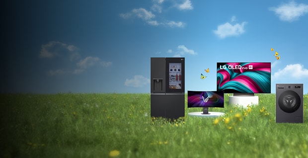 En utomhusscen med en gräsyta och blå himmel som visar olika LG-produkter inom hemelektronik, inklusive en smartphone, laptop, surfplatta, kamera och högtalare, arrangerade som en uppställning. Ett kylskåp står till vänster och enheter är samlade i mitten.