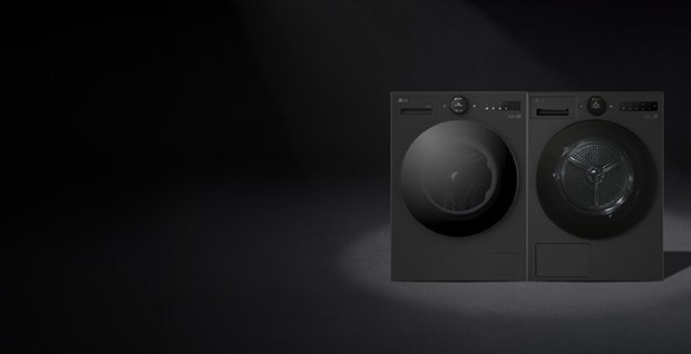 En mörk bakgrund med två svarta LG-högtalare sida vid sida. Till vänster syns två röda utmärkelser/logotyper, och nere till höger finns LG:s logotyp.