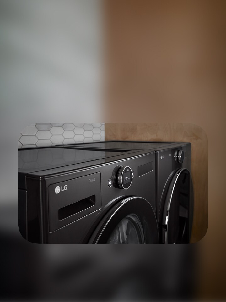 Ett stämningsfullt vardagsrum med en LG TV på väggen. 