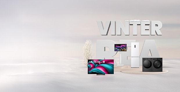 Ett modernt vardagsrum med en LG-TV monterad på väggen som visar en färgstark solnedgång. Den högra sidan av rummet är varmt upplyst och möblerad med en beige fåtölj, ett vitt soffbord och en golvkudde, medan den vänstra sidan tonas ut i mörker för att framhäva skärmen.