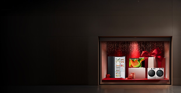 Ett butiksskyltfönster inspirerat av en festlig display med LG-hushållsapparater placerade på en röd plattform, inklusive ett kylskåp, en tv och ett tvätt- och torktumlarsystem. Bakgrunden är dekorerad med rött ljus, band och ornament. LG- och Klarna-logotyperna syns i nedre vänstra hörnet tillsammans med kampanjtext.