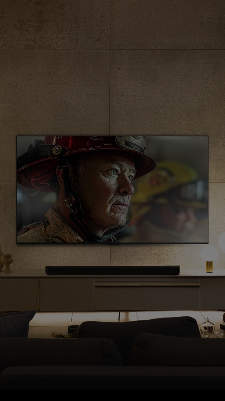 Doğal dekorasyona sahip beyaz ve aydınlık bir odada yer alan duvara monte LG OLED TV. Ekran hareket ettikçe, sahne gündüzden geceye döner. with Dolby Vision IQ logosu