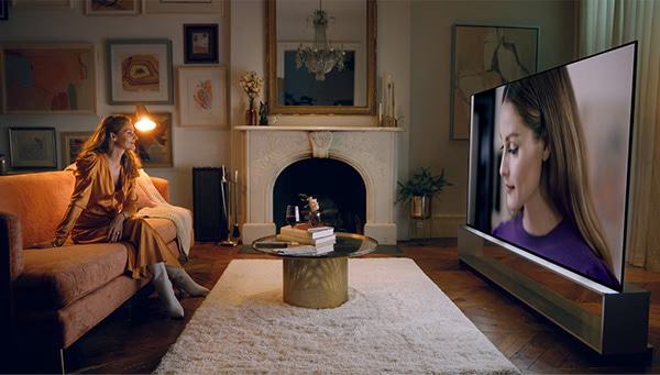 Olivia Palermo 正在客廳裡的LG SIGNATURE OLED 8K電視上觀看自己。