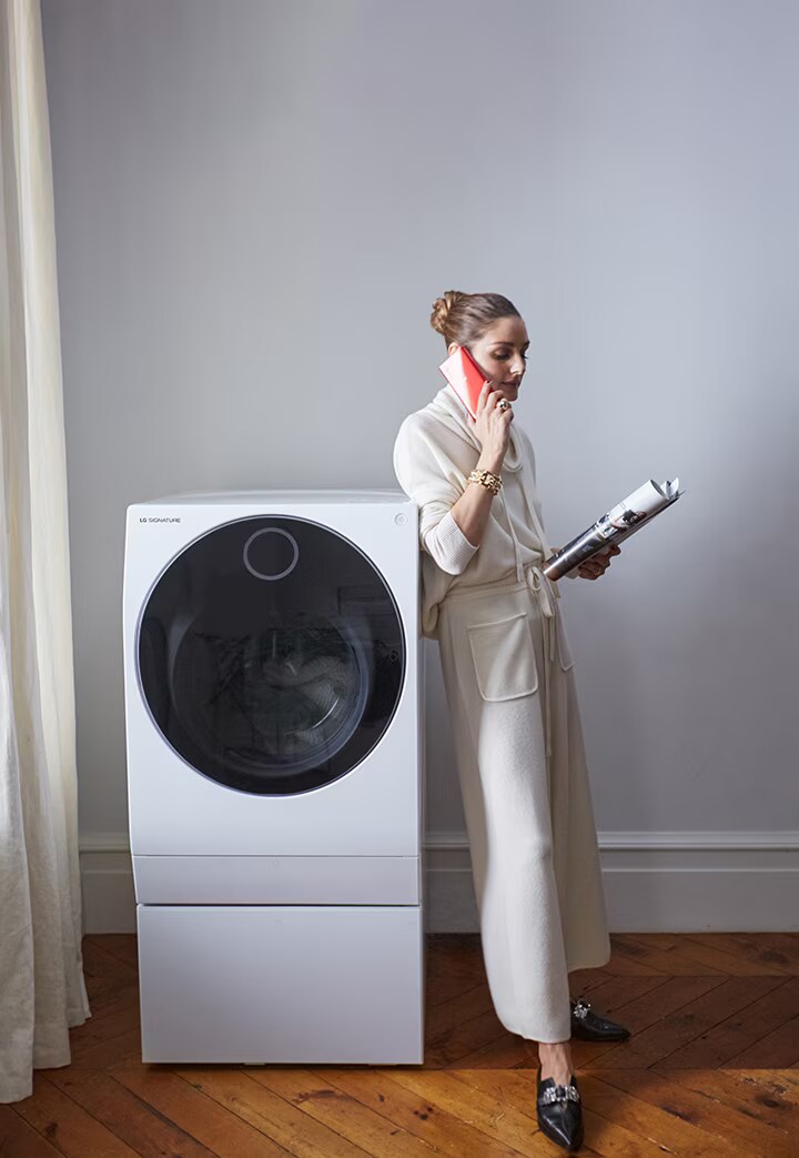 Olivia Palermo 在等待她的 LG SIGNATURE 洗衣機把衣服洗好的同時,忙於其他日常事務